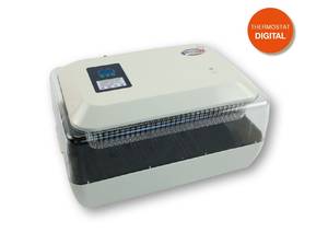 Nouvelle couveuse 24 oeufs Digitale. 
Couveuse livrée avec 6 séparateurs pour couver différents type d’oeufs 
Chauffage par résistance de 70 Watts régulé par le thermostat digital FARMLINE qui vous assure une grande précision et fiabilité. 
Couveuse équipée d'un ventilateur pour une bonne répartition de la chaleur. 
Hygrométrie réglable grâce au double fond de la couveuse. 
Remplissage de l'eau sans ouvrir la couveuse. La couveuse est livré avec un petit flacon plastique permettant de rajouter de l'eau à l'intérieur de la couveuse 
Couveuse avec retournement des oeufs automatique
(Attention hygromêtre non fourni)

Capacité de la couveuse 24 Oeufs:
24 oeufs de poules ou canards
35 oeufs de faisans ou pintades
75 oeufs de cailles ou perdrix grises
10 oeufs d’oies ou dindes
50 oeufs de perdrix rouges

Puissance de la couveuse 24 oeufs : 85 Watts - 220 Volts
Dimensions de la couveuse 24 oeufs : 43 x 30 x 23  cm
Poids de la couveuse 24 oeufs : 4 kg

Garantie de la couveuse 24 oeufs : 2 ans

