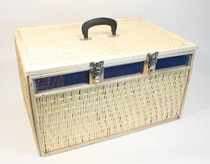 PANIERS EN OSIER GRAND MODELE

M 25 01 2210 Panier en osier 3 cases 	
Pour gros pigeons
Dimensions : 53 x 36 x 29,5 cm