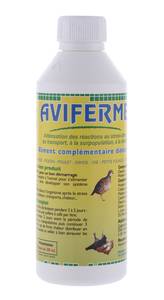 Aviferme
Un supplément nutritionnel pour la croissance le sevrage et le démarrage des poussins, canetons, oisons, pintadeaux, dindonneaux, pigeonneaux...

DESTINATION
Poussins, canetons, oisons, pintadeaux, dindonneaux, pigeonneaux etc. ou volailles démarrée de 15 à 20 jours et volailles en croissance.
 
 			 
OBJECTIFS NUTRITIONNELS  D'AVIFERME

• Phase critique de croissance et sevrage de la volaille
• Boisson réhydratante et énergétique, hydratation de la volaille
• Bon abreuvement de la volaille
• A donner suite à phase démarrage de la volaille (à 1 jour 4 à 5 semaines pour volailles démarrées), suite transport, manipulation, chaleur, déplacements des volailles.

EMPLOI  D'AVIFERME
A diluer dans l'eau de boisson : 5 ml par litres d'eau (soit 1 cuill. à café par litre d'eau) 2 à 3 jours consécutrifs.

COMPOSITION D'AVIFERME
• Glucose
• Eléments minéraux : Sodium, Potassium, Phosphore Electrolytes

 	 		
TENEUR GARANTIE
Sucres (Saccharose)......................................... 33 %
humidité......................................... 45 %
Cendres brutes........................................ 8,4 %
Sodium........................................ 3,4 %
Densité.......................................1,23
Phosphore....................................... 0,2 %
 			
Technologie de fabrication

AVIFERME est un produit trés concentré du fait de sa technologie de fabrication qui fait appel à une réaction endothermique. Sa trés forte concentration en éléments minéraux et énergétiques confère l'éfficacité maximum au produit.
Nota : Nettoyer installation et abreuvoirs aprés emploi. Ne pas préparer la solution pour plus de 24 heures. Maitenir les emballages fermés aprés usage et à l'abri de la lumière et de la chaleur.
 			
PRESENTATION
Flacon de 300 ml

